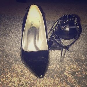 Black pumps